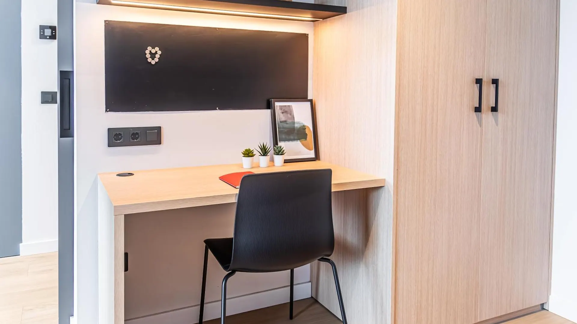 Atenea Living Mataró 0*,